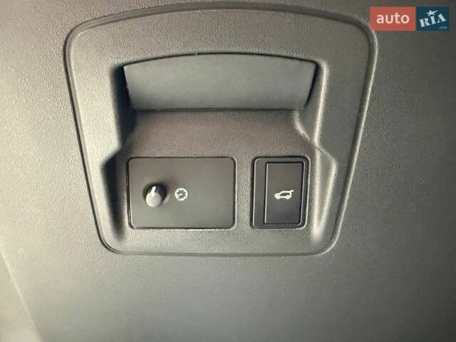 Чорний Ленд Ровер Рендж Ровер Велар, об'ємом двигуна 2 л та пробігом 98 тис. км за 56990 $, фото 20 на Automoto.ua