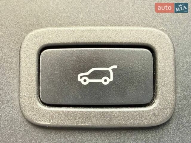 Чорний Ленд Ровер Рендж Ровер Велар, об'ємом двигуна 2 л та пробігом 98 тис. км за 56990 $, фото 10 на Automoto.ua