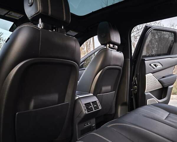 Черный Ленд Ровер Рендж Ровер Велар, объемом двигателя 2 л и пробегом 95 тыс. км за 64999 $, фото 23 на Automoto.ua