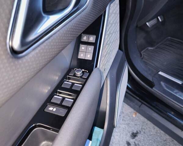 Черный Ленд Ровер Рендж Ровер Велар, объемом двигателя 2 л и пробегом 95 тыс. км за 64999 $, фото 13 на Automoto.ua