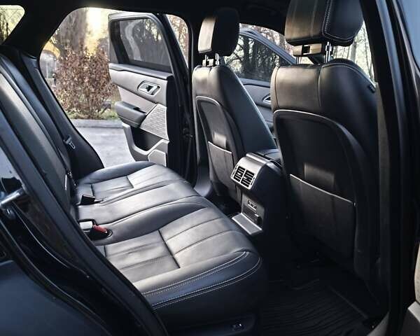 Черный Ленд Ровер Рендж Ровер Велар, объемом двигателя 2 л и пробегом 95 тыс. км за 64999 $, фото 24 на Automoto.ua