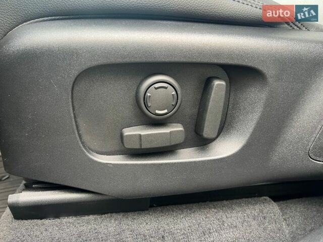 Черный Ленд Ровер Рендж Ровер Велар, объемом двигателя 3 л и пробегом 4 тыс. км за 90160 $, фото 14 на Automoto.ua