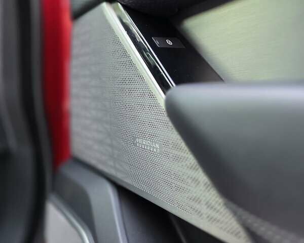 Червоний Ленд Ровер Рендж Ровер Велар, об'ємом двигуна 2 л та пробігом 87 тис. км за 35700 $, фото 36 на Automoto.ua