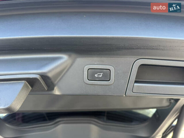 Червоний Ленд Ровер Рендж Ровер Велар, об'ємом двигуна 2 л та пробігом 220 тис. км за 22500 $, фото 35 на Automoto.ua