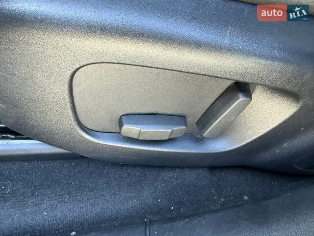 Червоний Ленд Ровер Рендж Ровер Велар, об'ємом двигуна 2 л та пробігом 220 тис. км за 22500 $, фото 23 на Automoto.ua