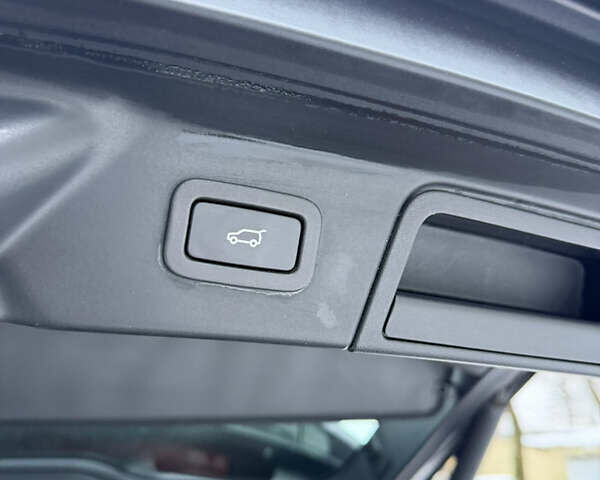 Красный Ленд Ровер Рендж Ровер Велар, объемом двигателя 2 л и пробегом 65 тыс. км за 47000 $, фото 27 на Automoto.ua