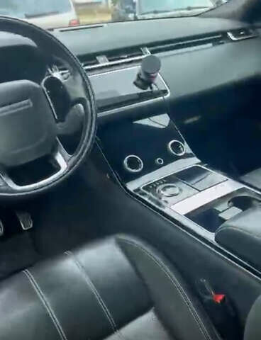 Красный Ленд Ровер Рендж Ровер Велар, объемом двигателя 2 л и пробегом 95 тыс. км за 44222 $, фото 9 на Automoto.ua