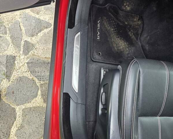 Красный Ленд Ровер Рендж Ровер Велар, объемом двигателя 2 л и пробегом 125 тыс. км за 35000 $, фото 27 на Automoto.ua