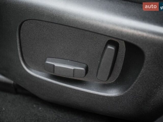 Червоний Ленд Ровер Рендж Ровер Велар, об'ємом двигуна 2 л та пробігом 82 тис. км за 38900 $, фото 39 на Automoto.ua