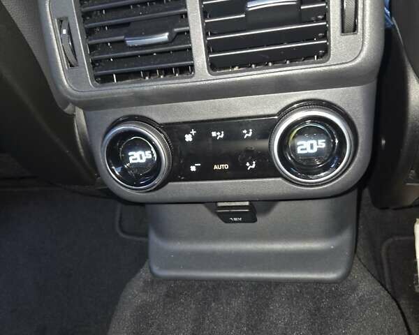 Красный Ленд Ровер Рендж Ровер Велар, объемом двигателя 2 л и пробегом 125 тыс. км за 35000 $, фото 37 на Automoto.ua