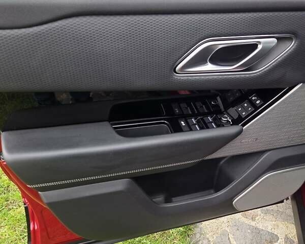 Красный Ленд Ровер Рендж Ровер Велар, объемом двигателя 2 л и пробегом 125 тыс. км за 35000 $, фото 28 на Automoto.ua