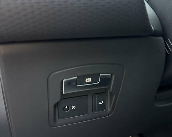 Красный Ленд Ровер Рендж Ровер Велар, объемом двигателя 2 л и пробегом 65 тыс. км за 47000 $, фото 32 на Automoto.ua