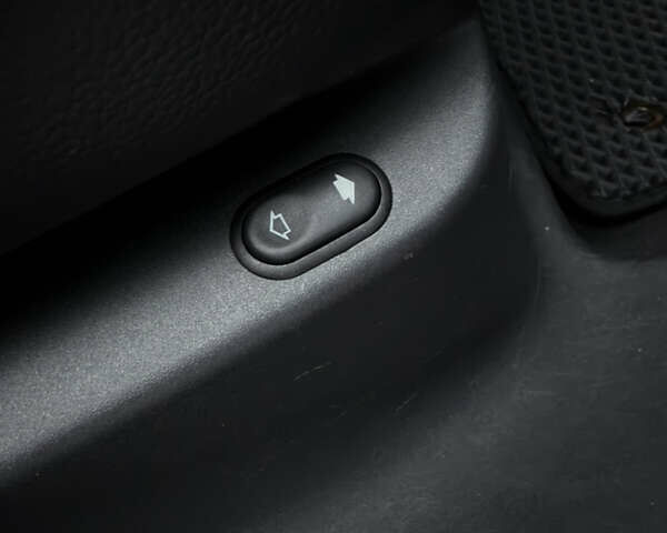 Красный Ленд Ровер Рендж Ровер Велар, объемом двигателя 2 л и пробегом 65 тыс. км за 47000 $, фото 23 на Automoto.ua