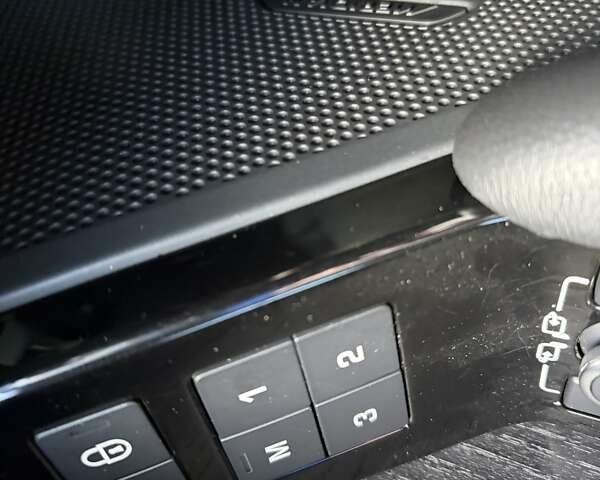 Красный Ленд Ровер Рендж Ровер Велар, объемом двигателя 2 л и пробегом 111 тыс. км за 39333 $, фото 6 на Automoto.ua