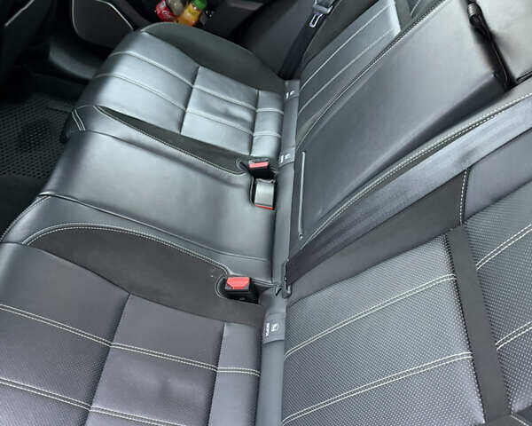 Красный Ленд Ровер Рендж Ровер Велар, объемом двигателя 2 л и пробегом 65 тыс. км за 47000 $, фото 24 на Automoto.ua