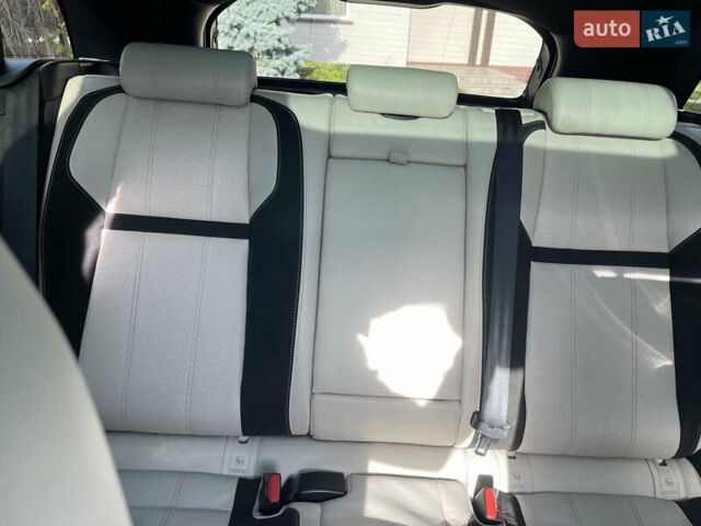 Червоний Ленд Ровер Рендж Ровер Велар, об'ємом двигуна 2 л та пробігом 133 тис. км за 34490 $, фото 42 на Automoto.ua