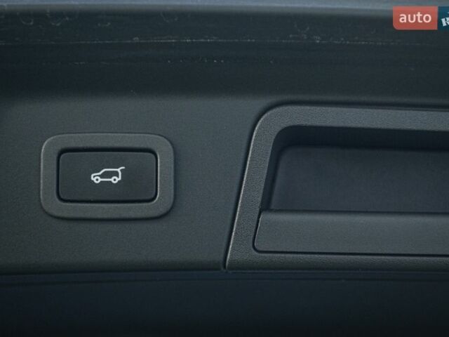 Червоний Ленд Ровер Рендж Ровер Велар, об'ємом двигуна 2 л та пробігом 82 тис. км за 38900 $, фото 48 на Automoto.ua