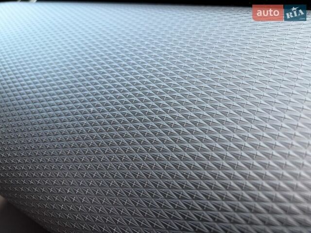 Червоний Ленд Ровер Рендж Ровер Велар, об'ємом двигуна 2 л та пробігом 111 тис. км за 44200 $, фото 6 на Automoto.ua