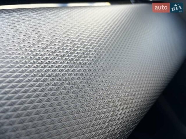 Красный Ленд Ровер Рендж Ровер Велар, объемом двигателя 2 л и пробегом 111 тыс. км за 39333 $, фото 5 на Automoto.ua