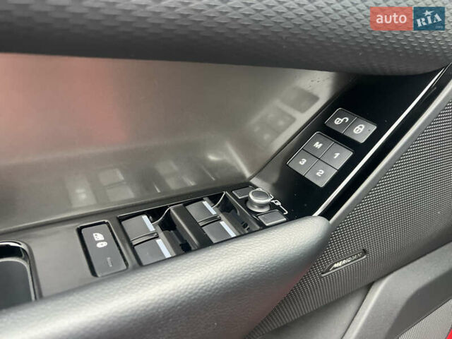 Красный Ленд Ровер Рендж Ровер Велар, объемом двигателя 2 л и пробегом 82 тыс. км за 35900 $, фото 22 на Automoto.ua