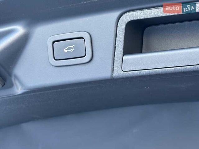 Червоний Ленд Ровер Рендж Ровер Велар, об'ємом двигуна 2 л та пробігом 97 тис. км за 35500 $, фото 32 на Automoto.ua