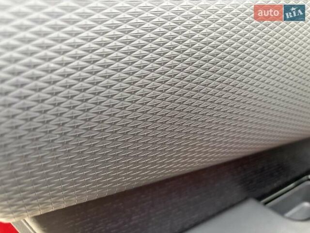 Червоний Ленд Ровер Рендж Ровер Велар, об'ємом двигуна 2 л та пробігом 99 тис. км за 43222 $, фото 23 на Automoto.ua