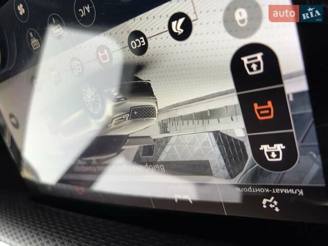 Червоний Ленд Ровер Рендж Ровер Велар, об'ємом двигуна 2 л та пробігом 99 тис. км за 43222 $, фото 36 на Automoto.ua