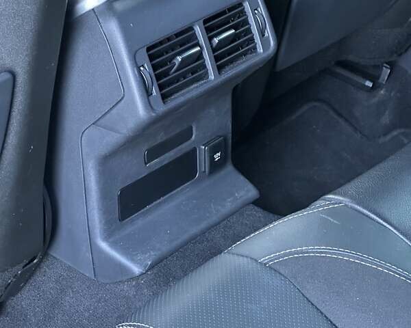 Червоний Ленд Ровер Рендж Ровер Велар, об'ємом двигуна 2 л та пробігом 97 тис. км за 35500 $, фото 21 на Automoto.ua