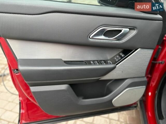 Красный Ленд Ровер Рендж Ровер Велар, объемом двигателя 2 л и пробегом 75 тыс. км за 33900 $, фото 41 на Automoto.ua