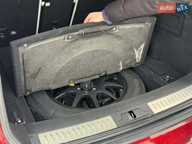 Червоний Ленд Ровер Рендж Ровер Велар, об'ємом двигуна 2 л та пробігом 145 тис. км за 28499 $, фото 18 на Automoto.ua