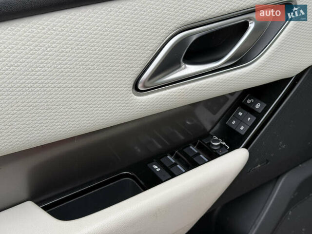 Червоний Ленд Ровер Рендж Ровер Велар, об'ємом двигуна 2 л та пробігом 145 тис. км за 28499 $, фото 17 на Automoto.ua