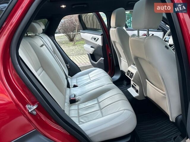 Червоний Ленд Ровер Рендж Ровер Велар, об'ємом двигуна 2 л та пробігом 31 тис. км за 59700 $, фото 39 на Automoto.ua