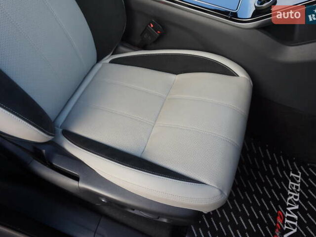 Серый Ленд Ровер Рендж Ровер Велар, объемом двигателя 2 л и пробегом 26 тыс. км за 44000 $, фото 33 на Automoto.ua