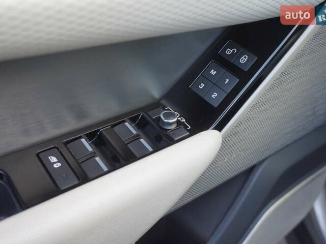 Серый Ленд Ровер Рендж Ровер Велар, объемом двигателя 2 л и пробегом 26 тыс. км за 44000 $, фото 19 на Automoto.ua