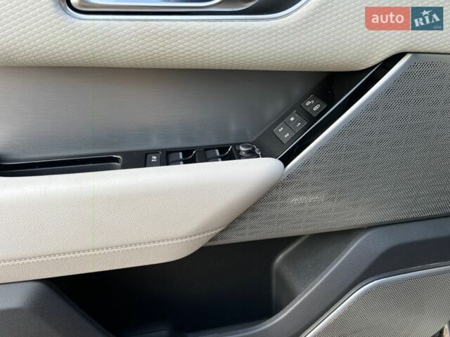 Сірий Ленд Ровер Рендж Ровер Велар, об'ємом двигуна 3 л та пробігом 83 тис. км за 46000 $, фото 30 на Automoto.ua