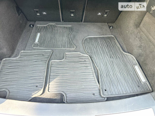 Серый Ленд Ровер Рендж Ровер Велар, объемом двигателя 3 л и пробегом 87 тыс. км за 39499 $, фото 27 на Automoto.ua