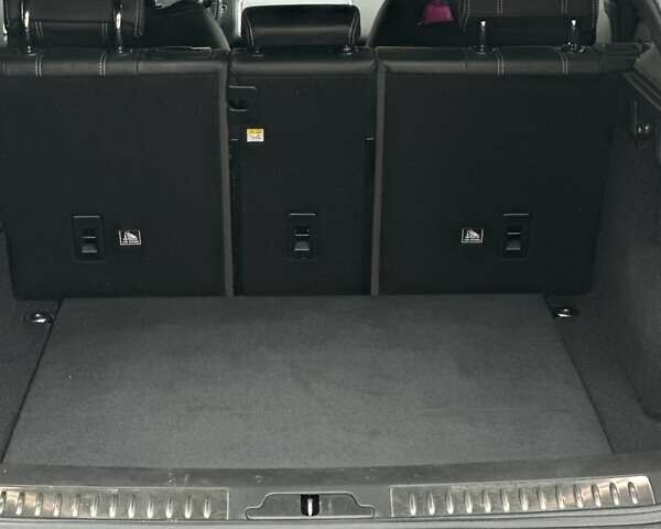 Серый Ленд Ровер Рендж Ровер Велар, объемом двигателя 2 л и пробегом 133 тыс. км за 31000 $, фото 3 на Automoto.ua