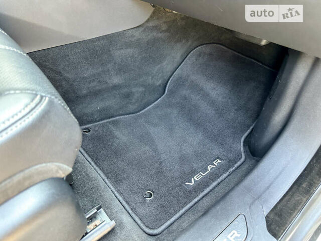 Серый Ленд Ровер Рендж Ровер Велар, объемом двигателя 3 л и пробегом 87 тыс. км за 39499 $, фото 25 на Automoto.ua