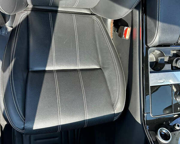 Серый Ленд Ровер Рендж Ровер Велар, объемом двигателя 3 л и пробегом 89 тыс. км за 40500 $, фото 46 на Automoto.ua