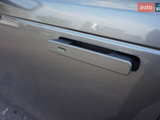 Серый Ленд Ровер Рендж Ровер Велар, объемом двигателя 2 л и пробегом 26 тыс. км за 44000 $, фото 16 на Automoto.ua