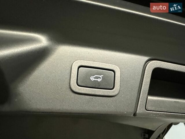 Серый Ленд Ровер Рендж Ровер Велар, объемом двигателя 2 л и пробегом 137 тыс. км за 34500 $, фото 9 на Automoto.ua