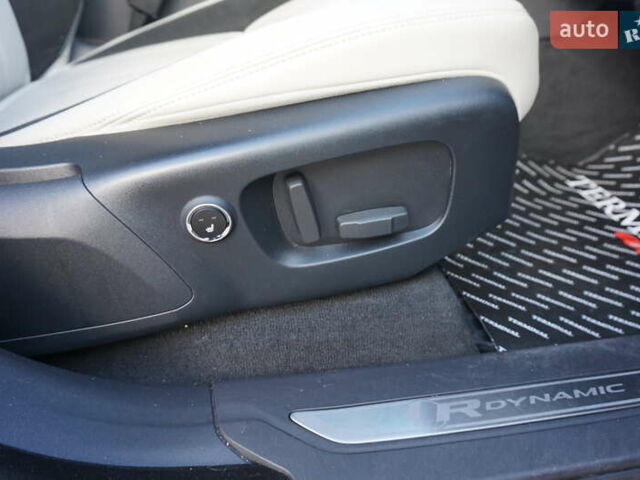 Серый Ленд Ровер Рендж Ровер Велар, объемом двигателя 2 л и пробегом 26 тыс. км за 44000 $, фото 32 на Automoto.ua