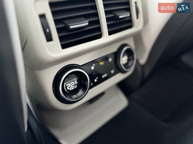 Сірий Ленд Ровер Рендж Ровер Велар, об'ємом двигуна 2 л та пробігом 137 тис. км за 33500 $, фото 36 на Automoto.ua