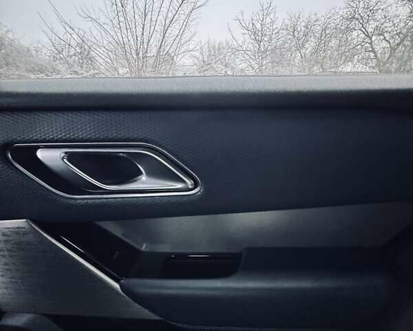 Серый Ленд Ровер Рендж Ровер Велар, объемом двигателя 2 л и пробегом 83 тыс. км за 38900 $, фото 12 на Automoto.ua