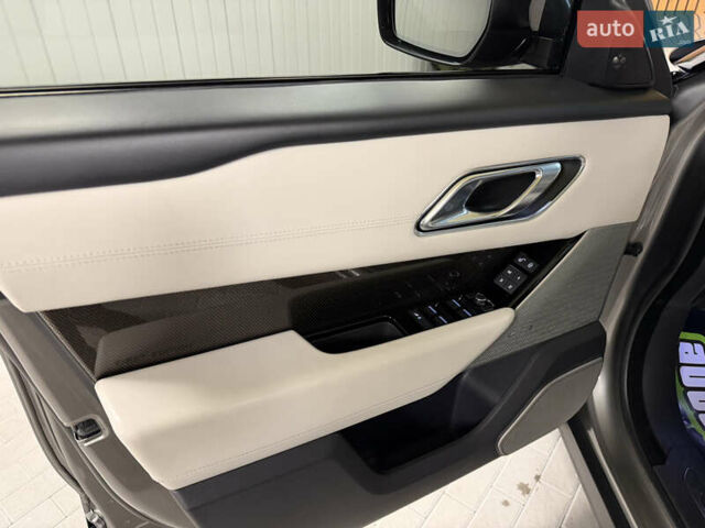 Серый Ленд Ровер Рендж Ровер Велар, объемом двигателя 3 л и пробегом 113 тыс. км за 38000 $, фото 41 на Automoto.ua