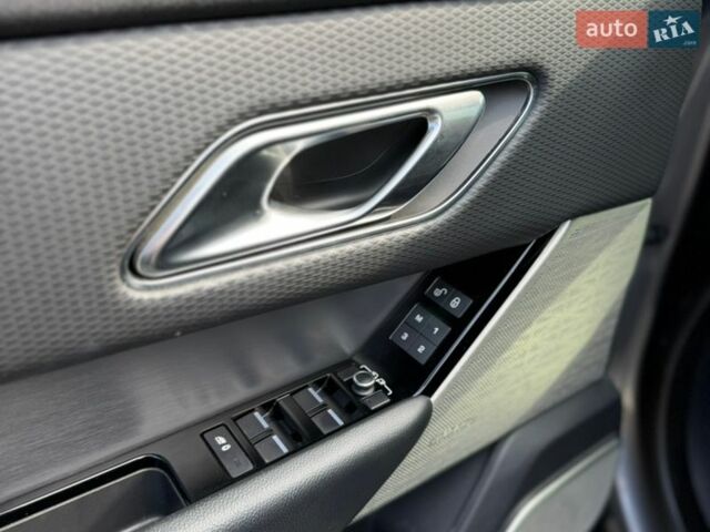 Сірий Ленд Ровер Рендж Ровер Велар, об'ємом двигуна 2 л та пробігом 140 тис. км за 32999 $, фото 37 на Automoto.ua