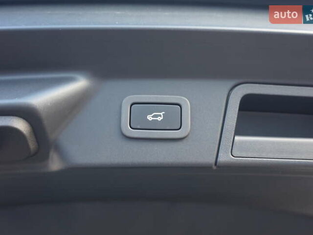 Серый Ленд Ровер Рендж Ровер Велар, объемом двигателя 2 л и пробегом 26 тыс. км за 44000 $, фото 38 на Automoto.ua