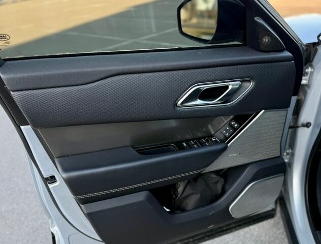 Серый Ленд Ровер Рендж Ровер Велар, объемом двигателя 2 л и пробегом 129 тыс. км за 32000 $, фото 20 на Automoto.ua