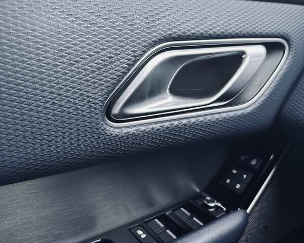 Серый Ленд Ровер Рендж Ровер Велар, объемом двигателя 2 л и пробегом 83 тыс. км за 38900 $, фото 17 на Automoto.ua