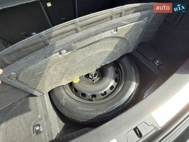 Сірий Ленд Ровер Рендж Ровер Велар, об'ємом двигуна 2 л та пробігом 140 тис. км за 32999 $, фото 72 на Automoto.ua